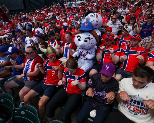 Fever Pitch: Penggemar Sepak Bola Meriahkan Pertandingan Bisbol di AS