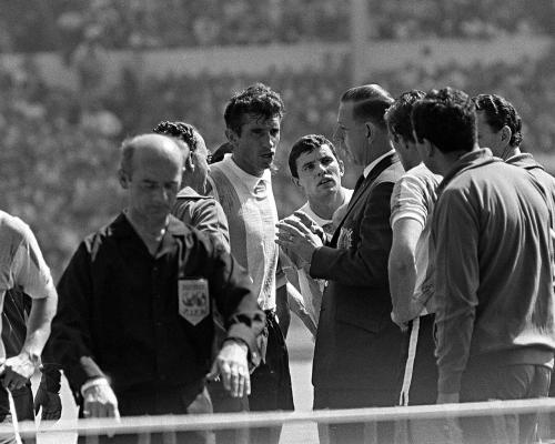 Mengenang Antonio Rattín: Ikon Sepakbola Argentina yang Bersejarah