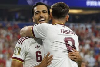 Mikel Merino Rayakan Momen Bersejarah Bersama Spanyol dan Keluarga