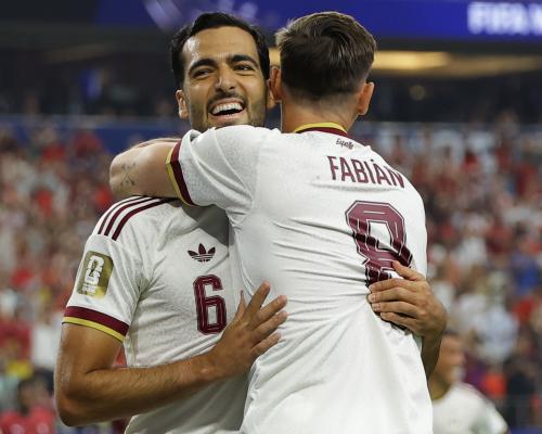 Mikel Merino Rayakan Momen Bersejarah Bersama Spanyol dan Keluarga