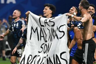 Pemain Argentina Rayakan Kemenangan atas Inggris dengan Spanduk Malvinas