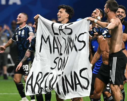 Pemain Argentina Rayakan Kemenangan atas Inggris dengan Spanduk Malvinas