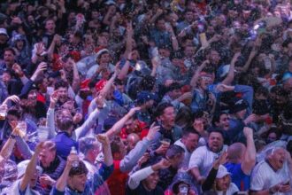 Suasana Meriah Piala Dunia: Fans Inggris Rayakan dengan Beer