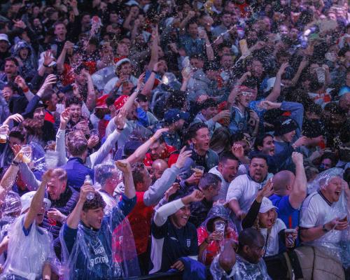 Suasana Meriah Piala Dunia: Fans Inggris Rayakan dengan Beer