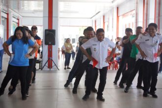 Bukan Cuma Nonton, Plt Bupati Sitaro Ikut Lomba Pinguin Bareng ASN