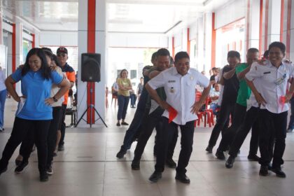 Bukan Cuma Nonton, Plt Bupati Sitaro Ikut Lomba Pinguin Bareng ASN