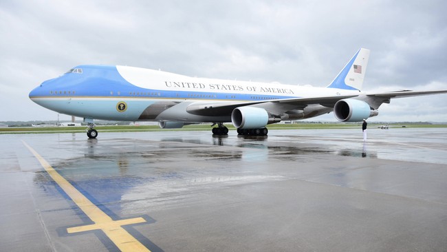 Ancaman Rudal Iran Paksa Trump Pindah Pesawat Secara Rahasia