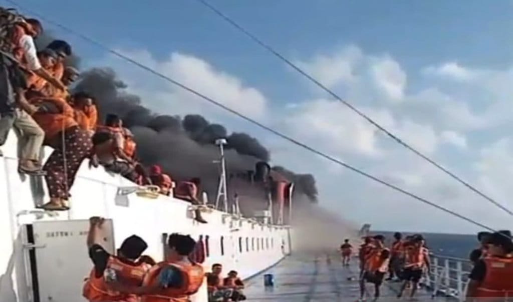 Evakuasi KM Mutiara Sentosa 2 yang Terbakar di Laut Jawa Terus Berlangsung