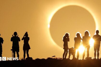 Gerhana Matahari Spektakuler Menyapa Jutaan Orang di Inggris dan Eropa