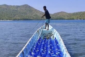 Warga Desa Matole di Sitaro terjang cuaca buruk naik perahu demi beli air minum