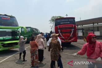 Kemeriahan Lomba Tarik Bus Emak-emak di Terminal Kalideres