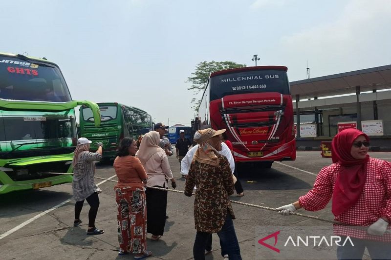Kemeriahan Lomba Tarik Bus Emak-emak di Terminal Kalideres