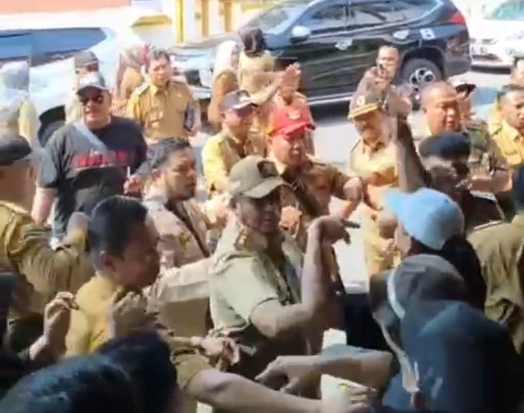 Kericuhan Saat Demo Pinjaman Daerah Rp786 Miliar di Jember
