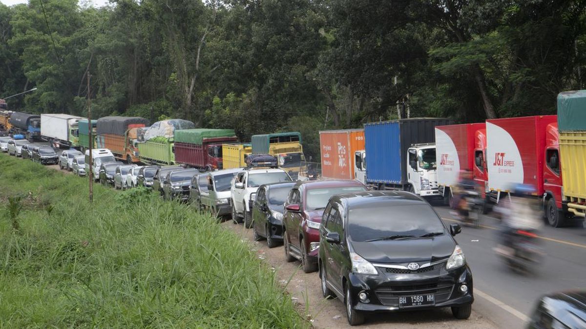 Macet Panjang Dua Pekan di Jalintim Sumatra
