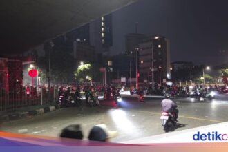 Massa Berkumpul di Flyover Slipi Dini Hari