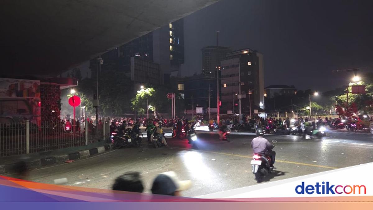 Massa Berkumpul di Flyover Slipi Dini Hari