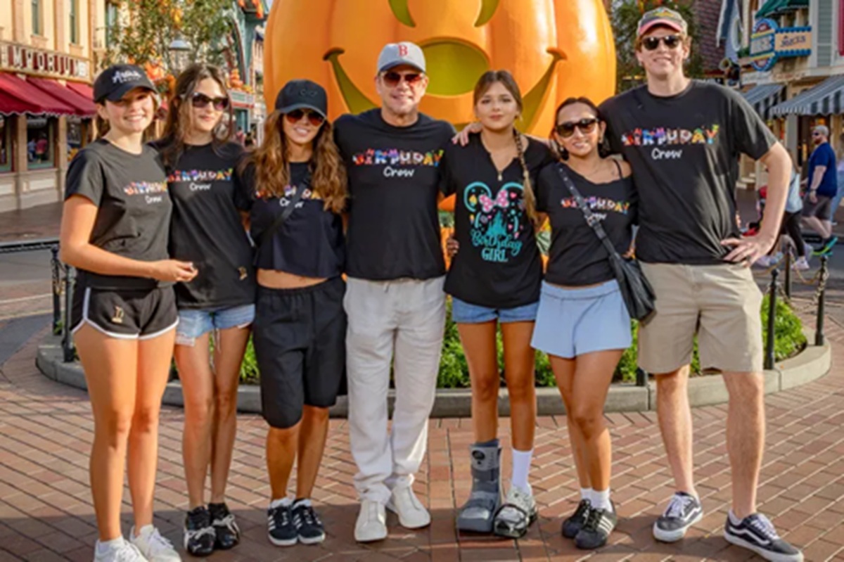 Matt Damon Liburan Bersama Keluarga ke Disneyland