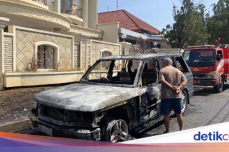 Mobil Range Rover Terbakar Saat Parkir di Semarang