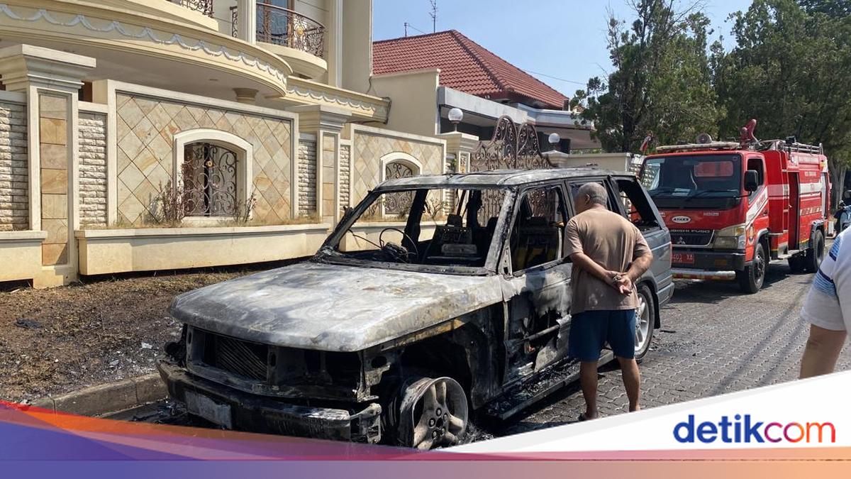 Mobil Range Rover Terbakar Saat Parkir di Semarang
