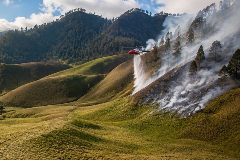 Penanganan Karhutla Gunung Semeru di Tujuh Titik Menggunakan Helikopter
