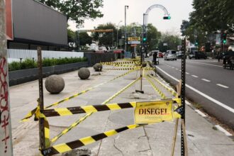 Penebangan Pohon di Trotoar Jalan: Aturan dan Sanksinya
