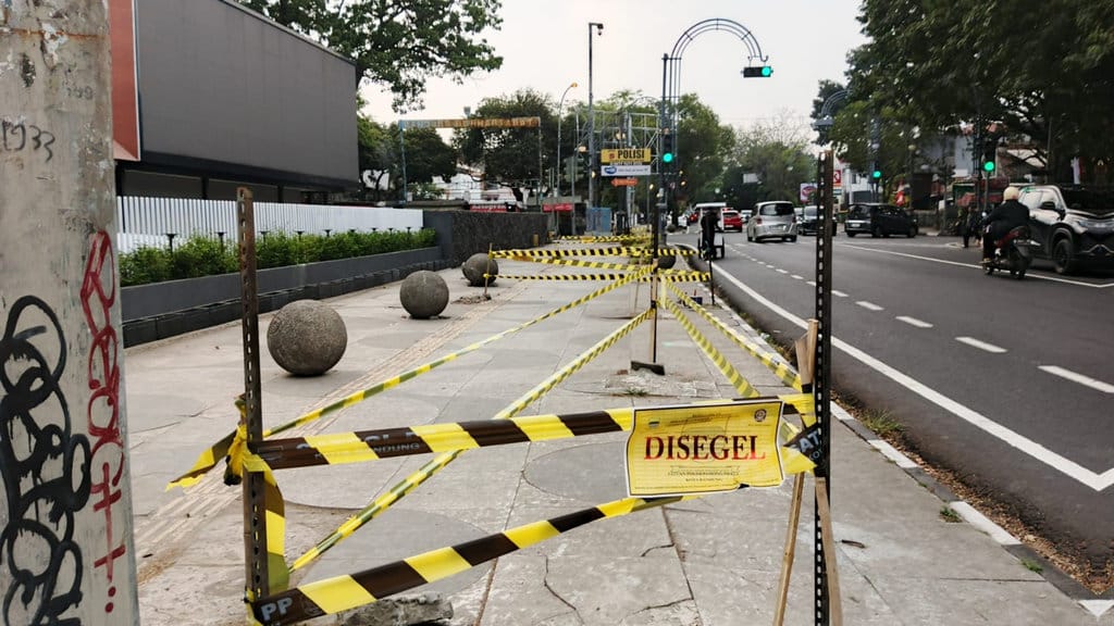 Penebangan Pohon di Trotoar Jalan: Aturan dan Sanksinya