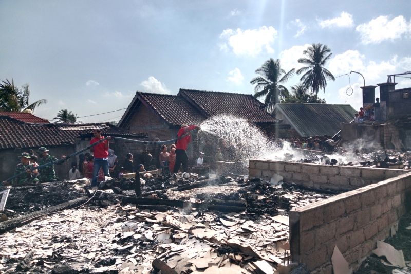 Petugas Bersihkan Sisa Kebakaran di Rumah Adat Sade Lombok