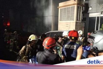 Petugas Evakuasi Pekerja Saat Kebakaran di Gedung Bapenda DKI