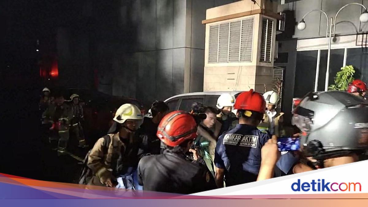 Petugas Evakuasi Pekerja Saat Kebakaran di Gedung Bapenda DKI