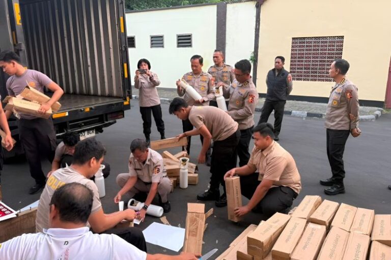 Polri Salurkan Bantuan Logistik dan Oksigen untuk Penanganan Karhutla