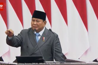 Prabowo Subianto Santai Seruput Kopi di Sidang Tahunan MPR