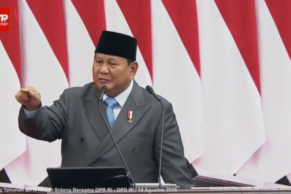 Prabowo Subianto Santai Seruput Kopi di Sidang Tahunan MPR