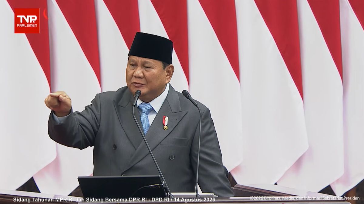 Prabowo Subianto Santai Seruput Kopi di Sidang Tahunan MPR