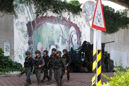 Presiden Taiwan Dievakuasi dengan Kendaraan Lapis Baja dalam Latihan Perang