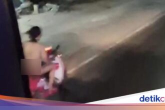 Pria Diduga ODGJ Mengendarai Motor Tanpa Busana di Lamongan