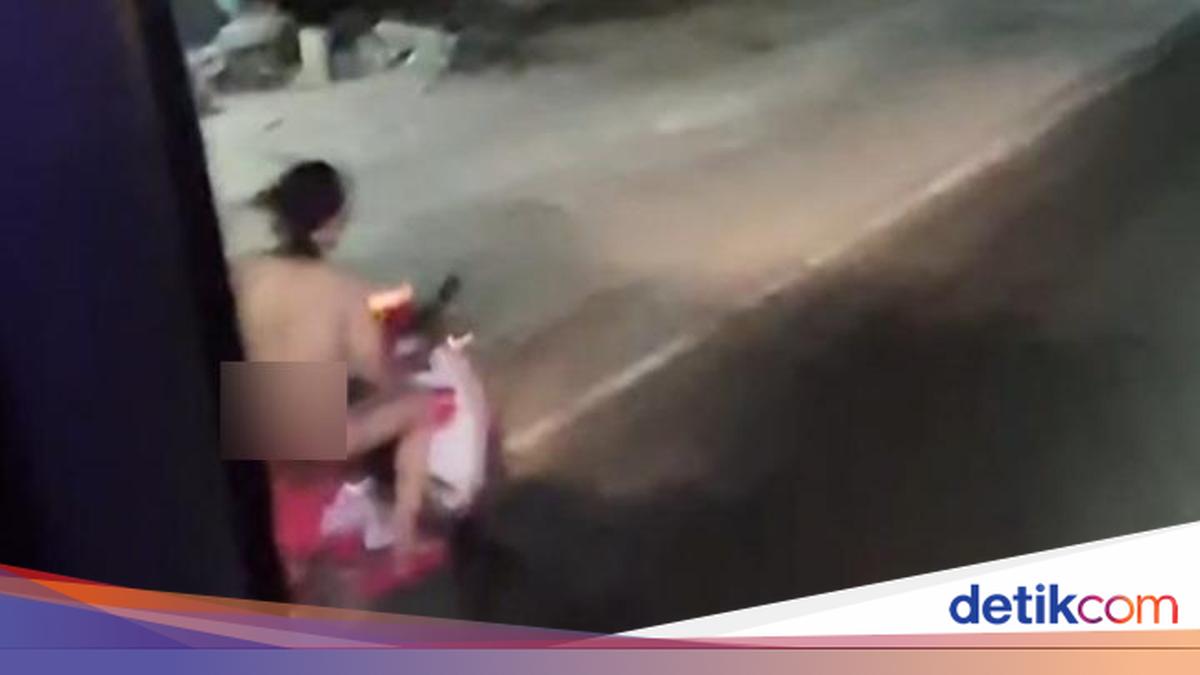 Pria Diduga ODGJ Mengendarai Motor Tanpa Busana di Lamongan