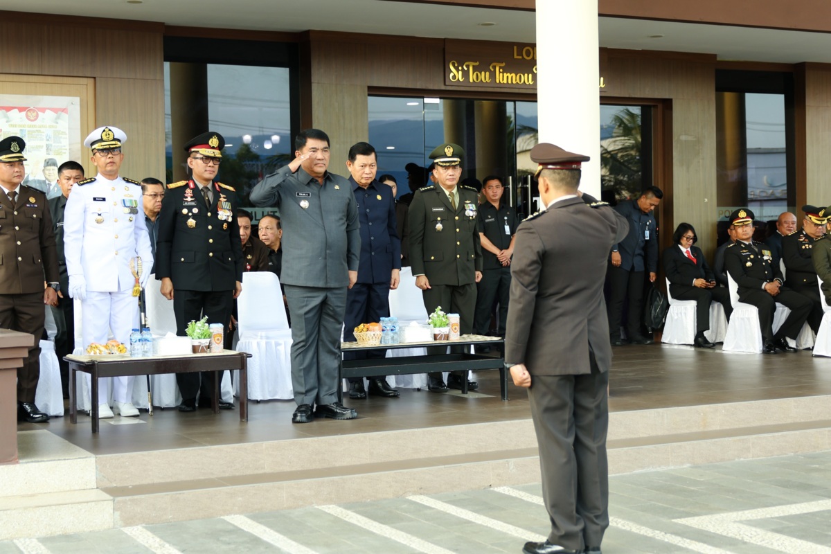 FOTO: Gubernur Sulut dan Polda lepas pawai TAPTU semarak HUT ke-81 RI