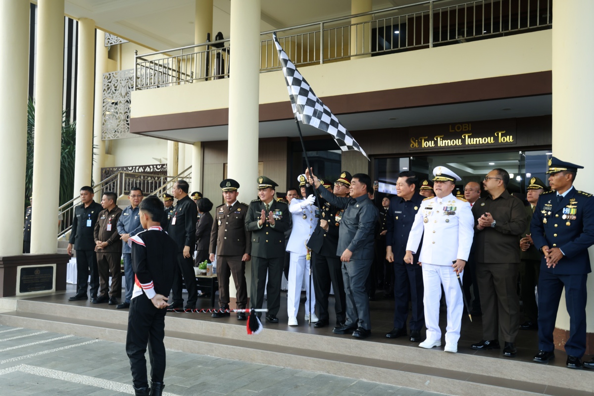FOTO: Gubernur Sulut dan Polda lepas pawai TAPTU semarak HUT ke-81 RI