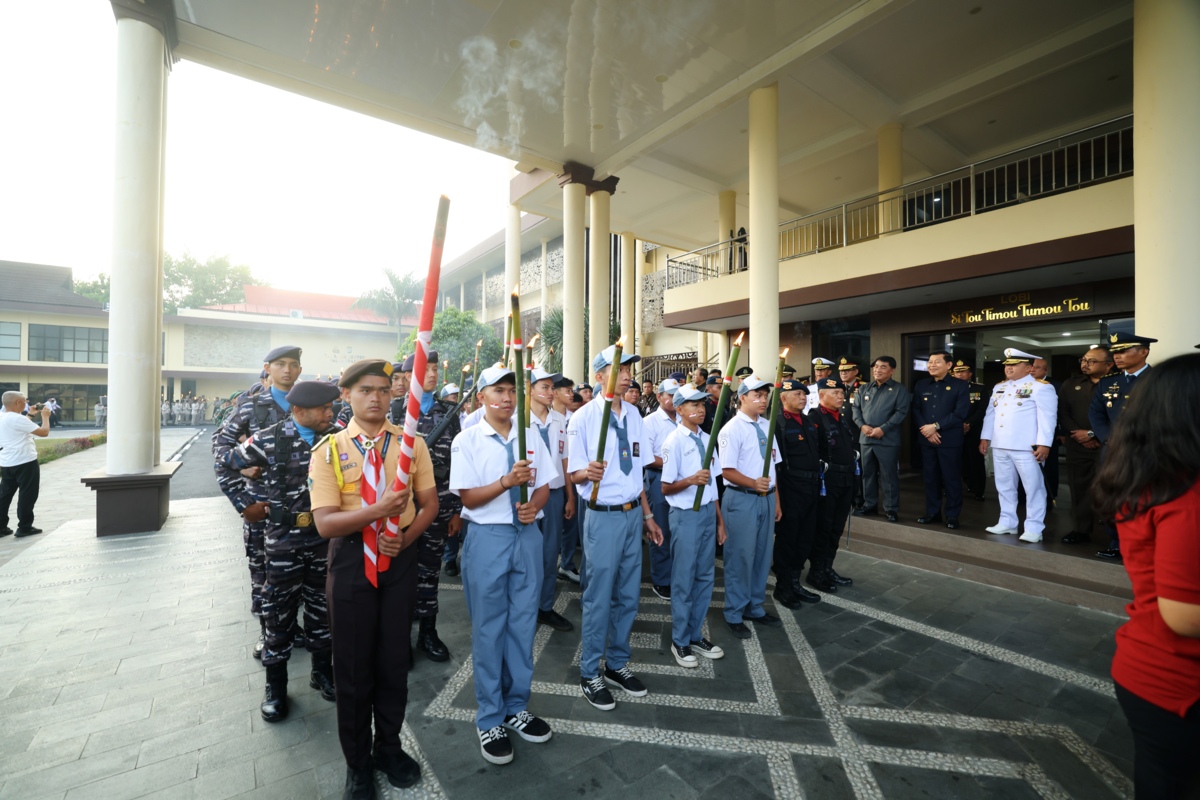 FOTO: Gubernur Sulut dan Polda lepas pawai TAPTU semarak HUT ke-81 RI
