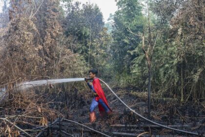 Remaja 'Superman' Berjuang Melawan Karhutla di Palangkaraya