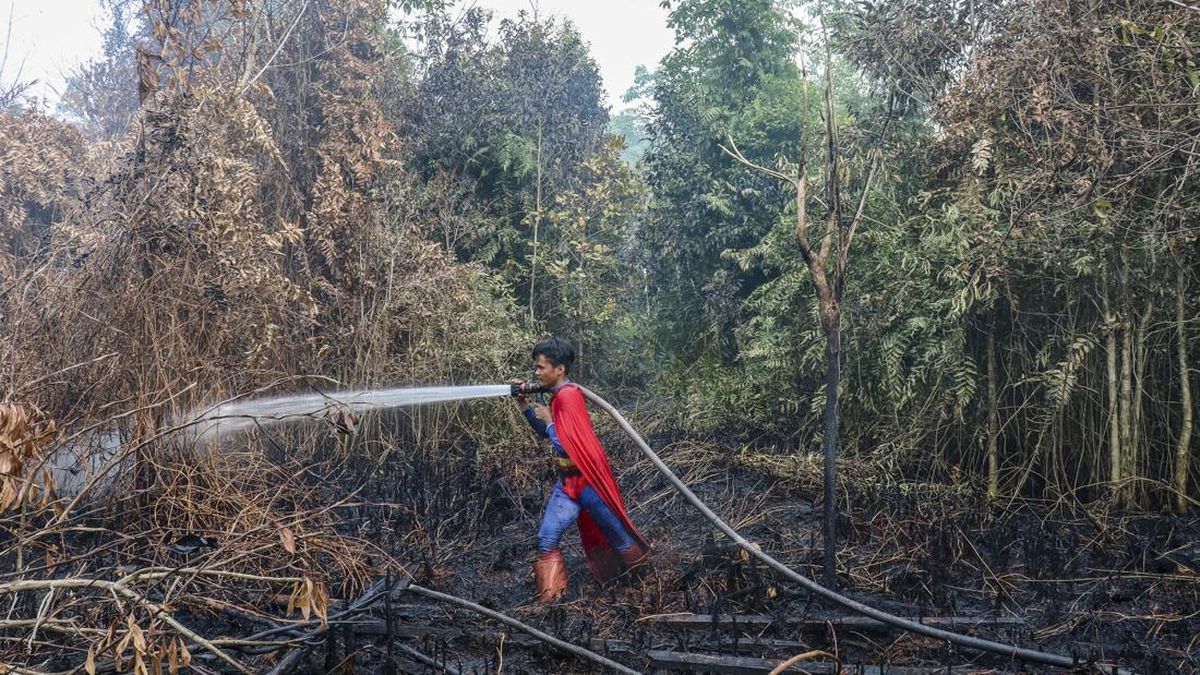 Remaja 'Superman' Berjuang Melawan Karhutla di Palangkaraya