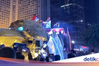 Seskab Teddy Bagi-bagi Kaus di Karnaval Malam Merdeka