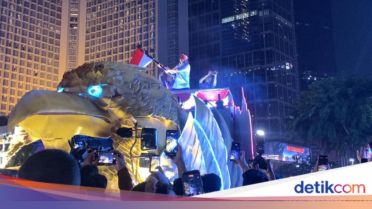Seskab Teddy Bagi-bagi Kaus di Karnaval Malam Merdeka