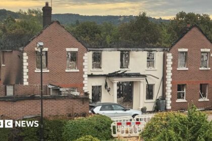 Warga yang Mengungsi Karena Kebakaran Stourbridge Mulai Kembali