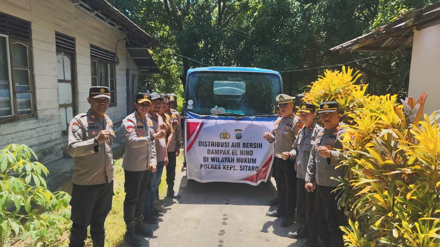 Polres Sitaro Salurkan Air Bersih ke Dua Desa Terdampak Kemarau di Siau Barat Utara