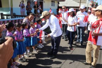 Bendera untuk Anak Sitaro, Pesan Plt Bupati: Belajar Giat dan Jadi Kebanggaan Bangsa