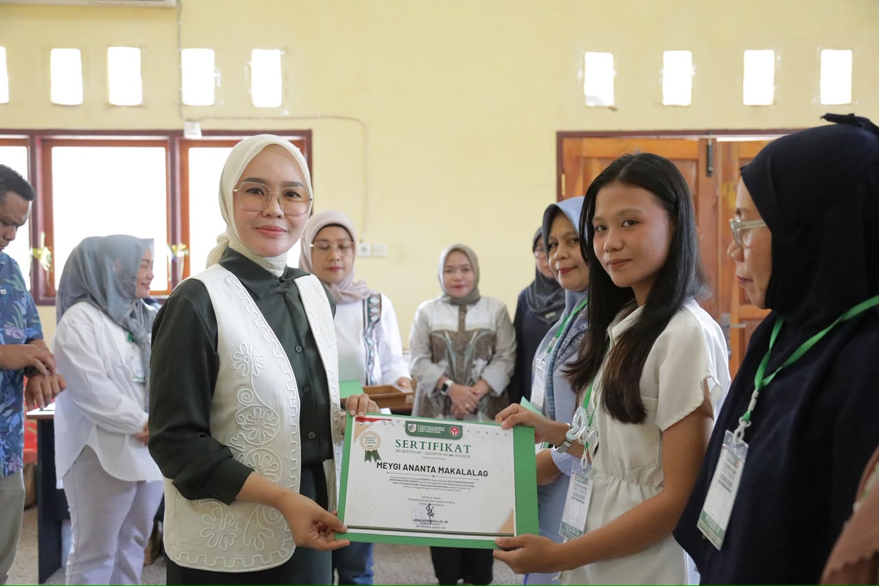 Rindah Gaib tutup pelatihan anyaman eceng gondok di Kotamobagu