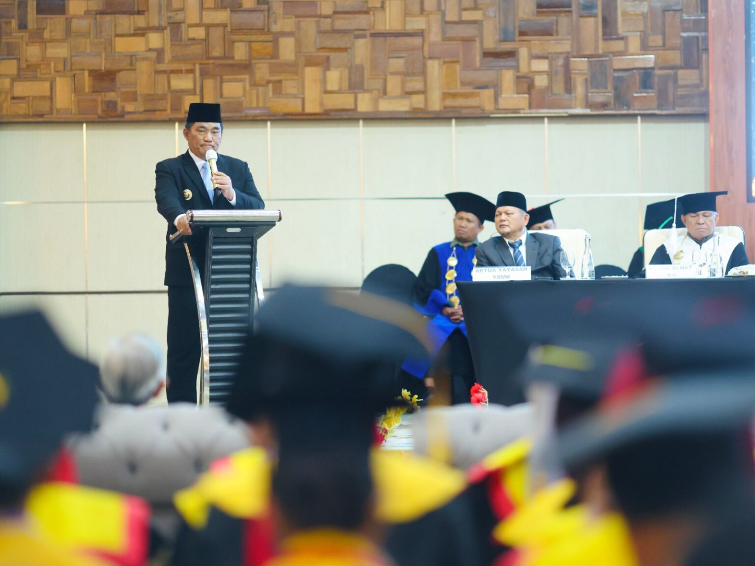 Pesan Gubernur Yulius Selvanus untuk Wisudawan: Ilmu adalah buah dari doa dan keringat orang tTua