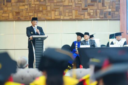 Pesan Gubernur Yulius Selvanus untuk Wisudawan: Ilmu adalah buah dari doa dan keringat orang tTua