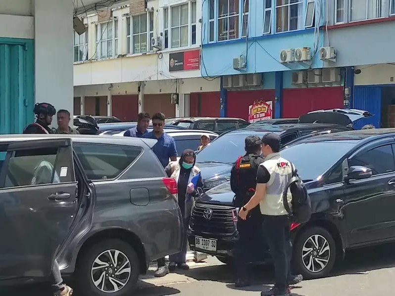 Penyidik KPK geledah kantor kontraktor saksi OTT Bupati Bolmut di Manado